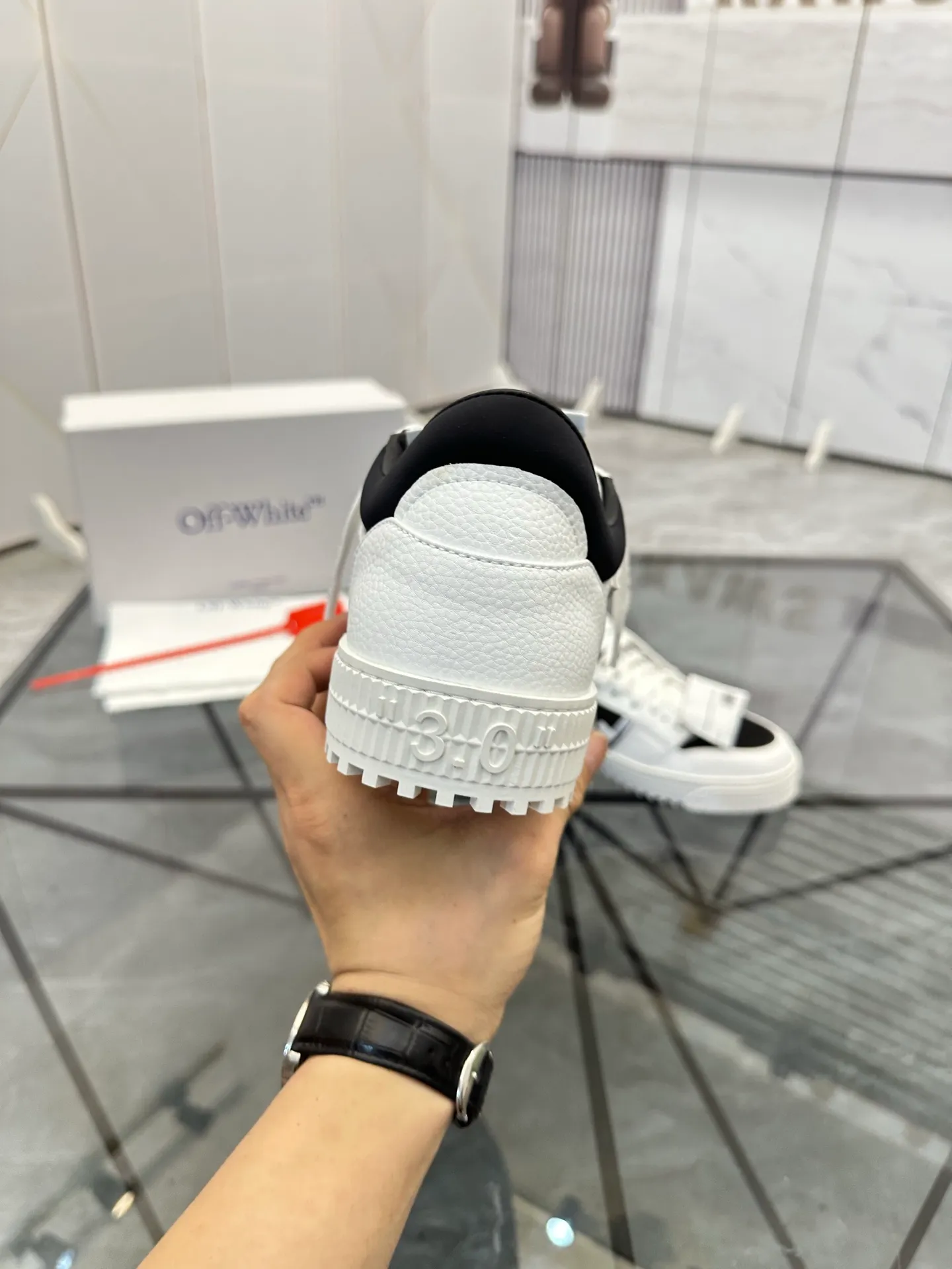 Selling men's shoes 💰: 💰P500¥ High-end top quality Product trademark: OFF WHITE *"OFF WHITE*" low-top casual shoes Regular size: 35-45 (can be customized to 46) Couple style Product materials: Upper imported first-layer cowhide stitched with original fabric, genuine leather lining, original outsole. No.: H203
